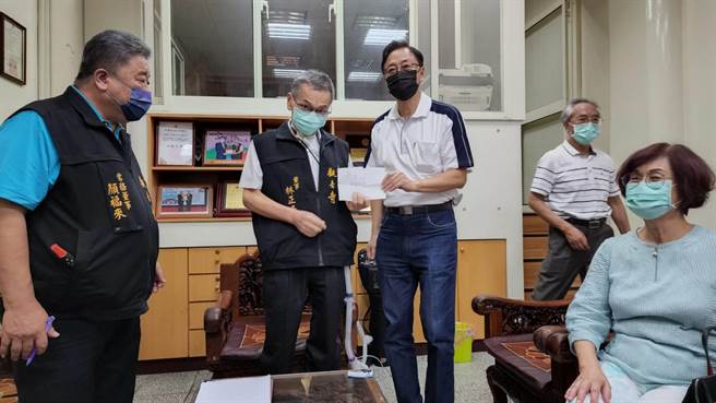 身兼壽山巖觀音寺董事長的市議員林正峰，拖著病體堅持親自陪同，以行動表達支持。(蔡依珍攝)