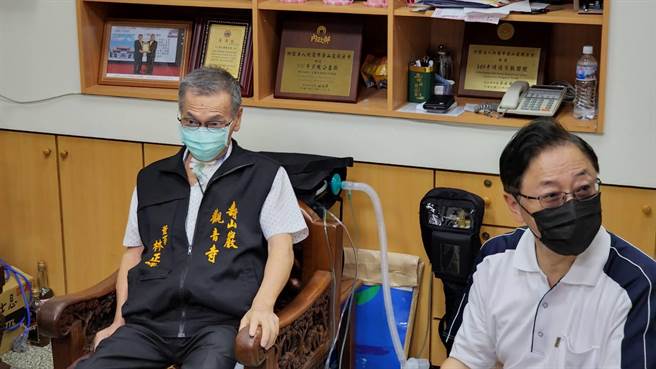 身兼壽山巖觀音寺董事長的市議員林正峰，拖著病體堅持親自陪同，以行動表達支持。(蔡依珍攝)