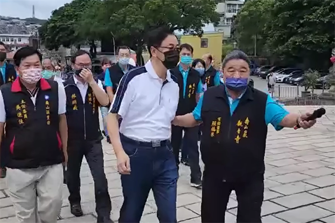 張善政前往壽山巖觀音寺參拜。(蔡依珍攝)