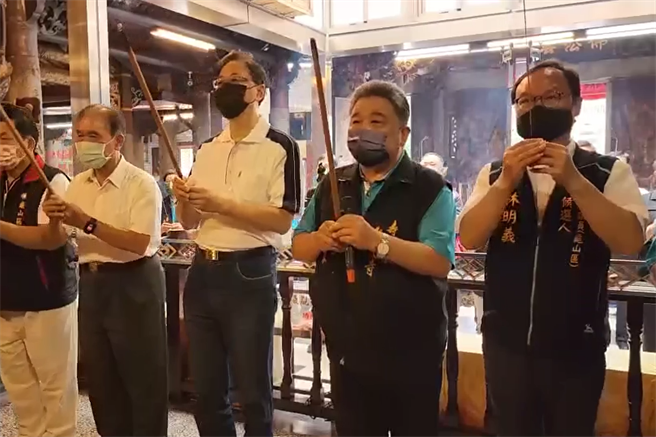 張善政前往壽山巖觀音寺參拜。(蔡依珍攝)