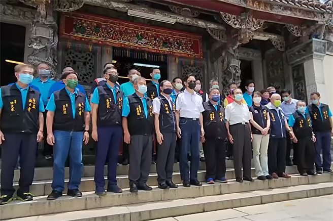 張善政前往壽山巖觀音寺參拜。(蔡依珍攝)