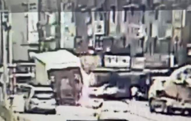 整輛貨車直接「騎上」分隔島。（警方提供／李奇叡新北報導）