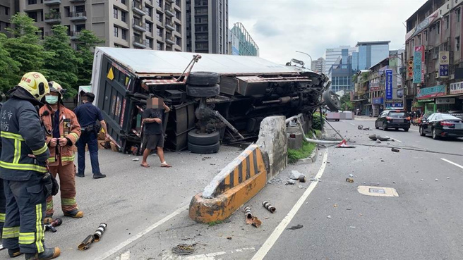 貨車自撞後向左翻覆。（警方提供／李奇叡新北報導）