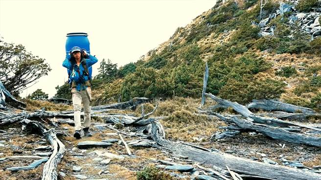 所有高山屋的加压袋都是由台湾野外地区紧急救护协会志工以人力背上山。（王士豪提供／李京升苗栗传真）