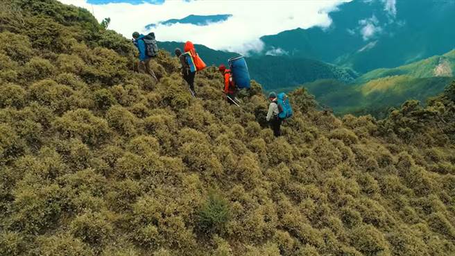 志工们以命相搏把加压袋送到各个山屋。（王士豪提供／李京升苗栗传真）