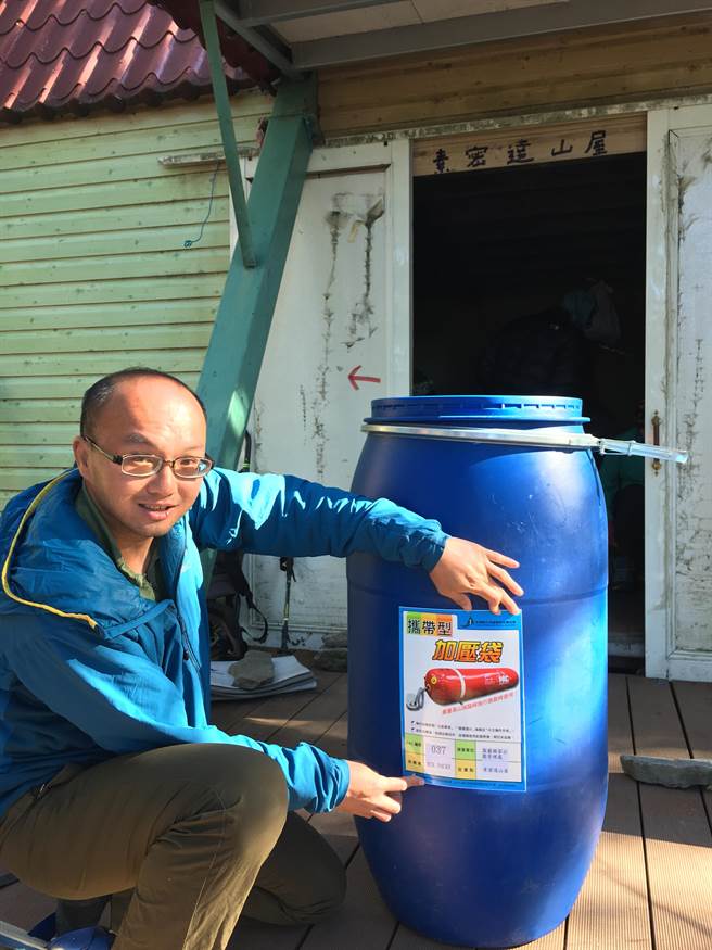 王士豪跟志工们当时费尽千辛万苦，终于将加压舱设置在素密达山屋。（王士豪提供／李京升苗栗传真）