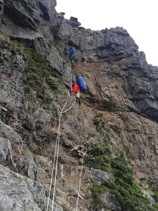 送加压舱上圣棱线，越过素密达断崖。（王士豪提供／李京升苗栗传真）