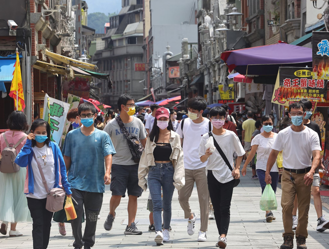 配合中央流行疫情指揮中心宣布放寬旅客參加旅行團須接種第3劑疫苗，未施打3劑疫苗之旅客，可以48小時內之快篩陰性證明代替。（圖／示意圖，記者陳怡誠攝影）
