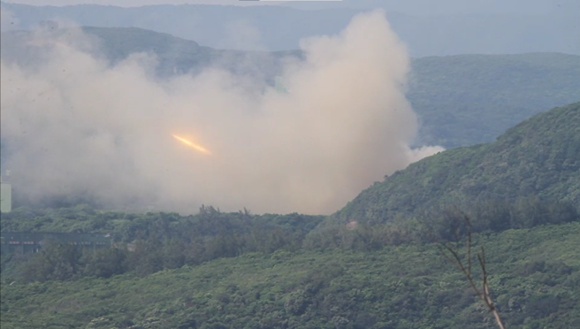 一辆雷霆2000火箭车发射中突爆炸。（台湾西南空域粉专提供／林和生屏东传真）