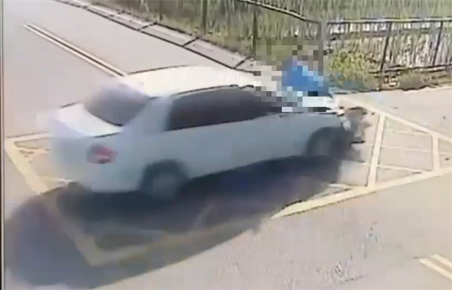 花莲吉安乡今晨发生一起死亡车祸，汽机车双方疑行经路口时，均未放慢速度不慎擦撞，以致骑士头部重击一旁铁制围篱，送医不治。（民眾提供／罗亦晽花莲传真）