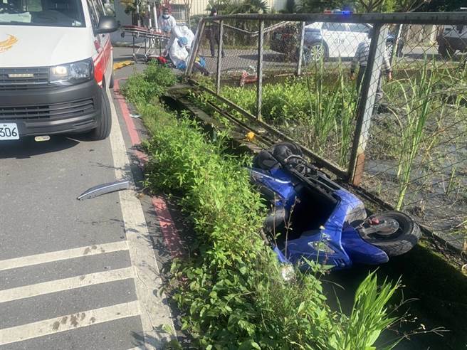 花莲吉安乡今晨发生一起死亡车祸，汽机车疑行经路口均未放慢速度，以致机车喷飞至一旁水沟，骑士则因头部重击一旁铁制围篱，送医不治。（民眾提供／罗亦晽花莲传真）