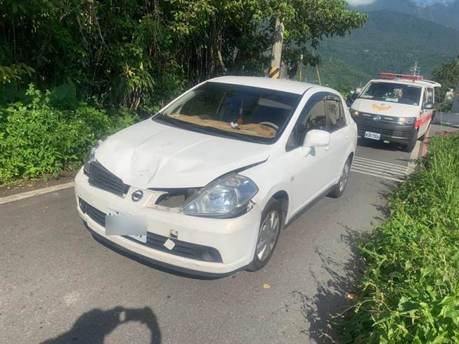 花莲吉安乡今晨发生一起死亡车祸，汽机车疑行经路口均未放慢速度，不慎碰撞，轿车引擎盖板因撞击力道强，中间出现明显的凹陷痕迹。（民眾提供／罗亦晽花莲传真）