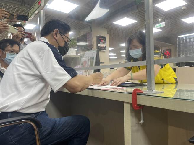 國民黨桃園市長參選人張善政20日下午赴龍潭區戶政事務所辦理入籍手續，受到支持者熱烈歡迎。(呂筱蟬攝)