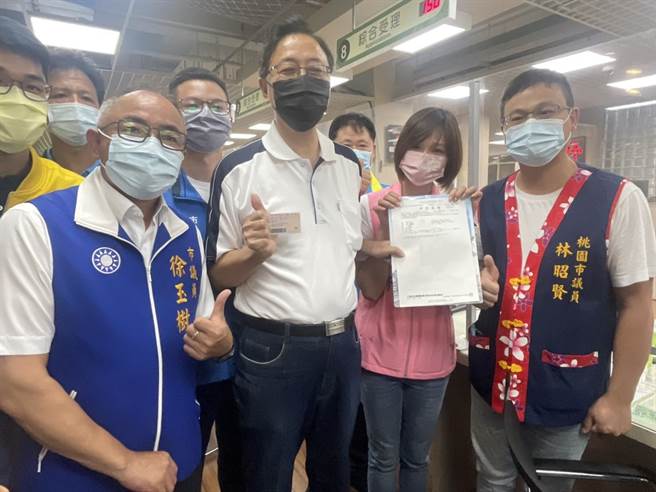 國民黨桃園市長參選人張善政20日下午赴龍潭區戶政事務所辦理入籍手續，受到支持者熱烈歡迎。(呂筱蟬攝)