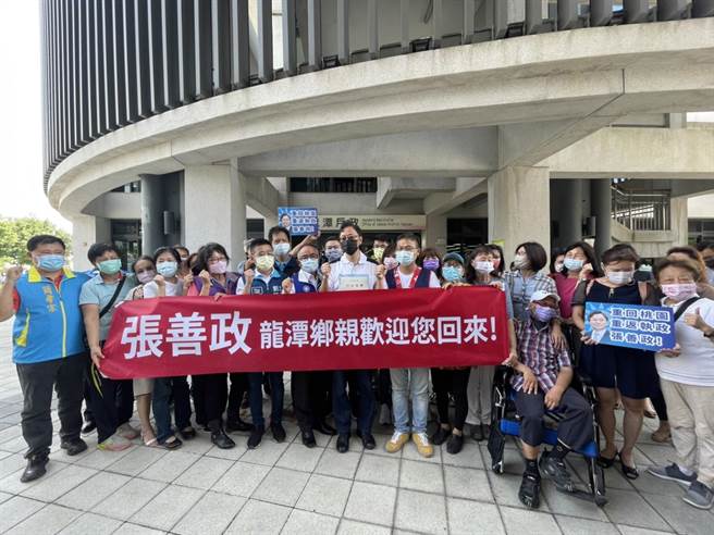 國民黨桃園市長參選人張善政20日下午赴龍潭區戶政事務所辦理入籍手續，受到支持者熱烈歡迎。(呂筱蟬攝)