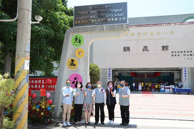 苗栗縣長徐耀昌為僑育多元智能雙語實驗小學揭牌。（苗栗縣府提供／李京昇苗栗傳真）