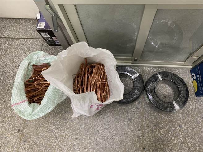 花蓮縣警局警勤科技大樓11日遭人竊走8綑總重約400公斤、市價5.2萬元的電纜線，經花蓮警分局偵辦，14日逮到2嫌，起出線2綑電纜線，但19日卻有名男子主動投案坦承收受贓物，並交出2綑全新及4綑已剝皮的電纜線。（警方提供／羅亦晽花蓮傳真）