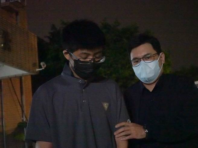 新北市20岁男子李盈达去年10月间因缺钱花用，狠杀养育他16年的杨姜阿嬷，事后还跑到北市林森北路消费。新北地院今依强盗杀人罪判处无期徒刑，褫夺公权终身，全案可上诉。（蔡雯如摄）