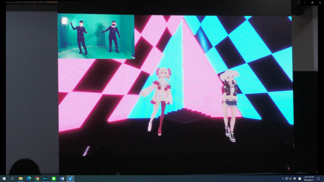 醒吾科大数位系于华山醒浪潮展览中以即时影像合成方式，将舞台后方的表演同学以虚拟偶像形式在大萤幕上演出。(图/醒吾科大提供)