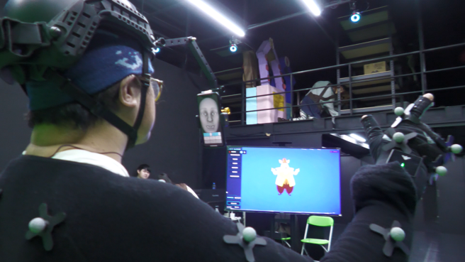 醒吾科大数位系也透过产学与业界合作，图中为艺人赵自强穿上动态捕捉设备扮演猪探长的角色。(图/醒吾科大提供)