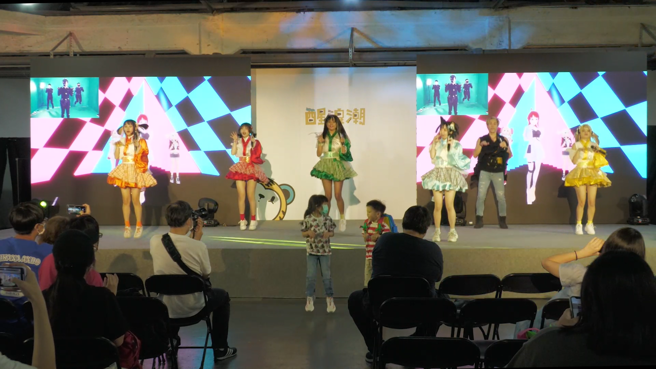 幕后虚拟偶像透过即时互动与台上表演同学及台下小朋友一起大跳妖怪手表主题曲。(图/醒吾科大提供)