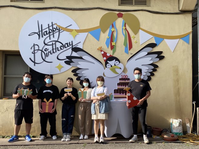 弘光创艺节「海海百味」，学生设计龙井农会一百周年的装置艺术。(图/弘光科技大学提供)