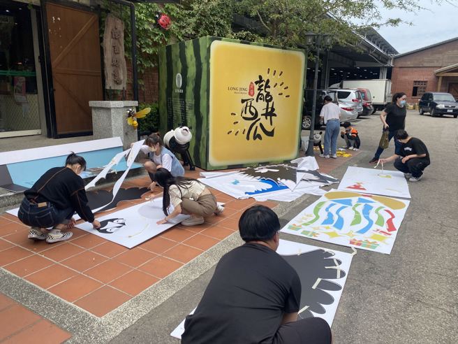 弘光创艺节「海海百味」，学生在龙井农会布展。(图/弘光科技大学提供)