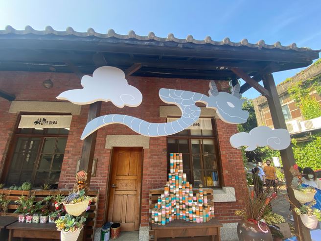 弘光创艺节「海海百味」，学生用火力发电厂元素设计龙井的装置品。(图/弘光科技大学)