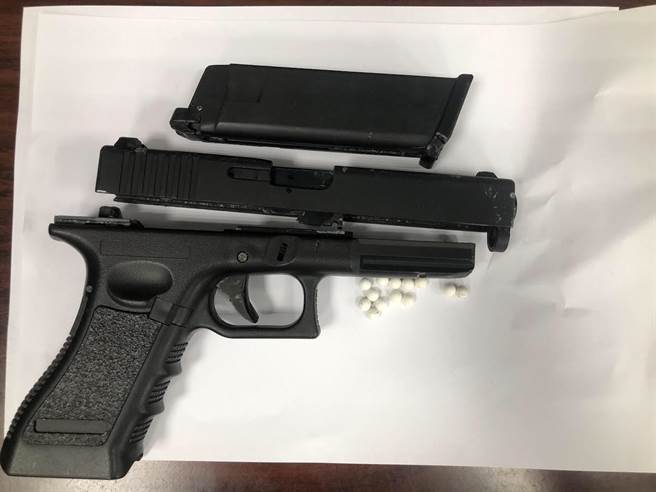 警方在陈嫌搜出BB枪。（翻摄照片／李京升苗栗传真）