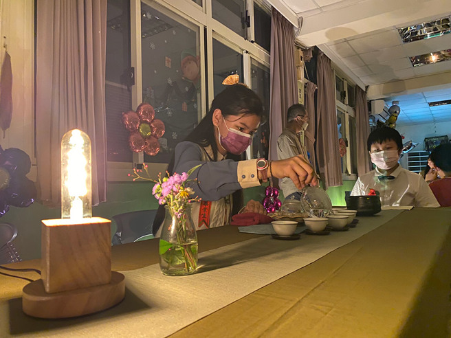 新北市三和国小毕典，毕业生透过茶席传爱. 。(图/新北市教育局)