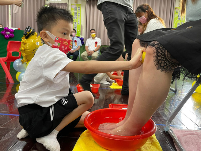新北市三和国小附幼毕典以敬亲洗脚，实践感恩 。(图/新北市教育局)