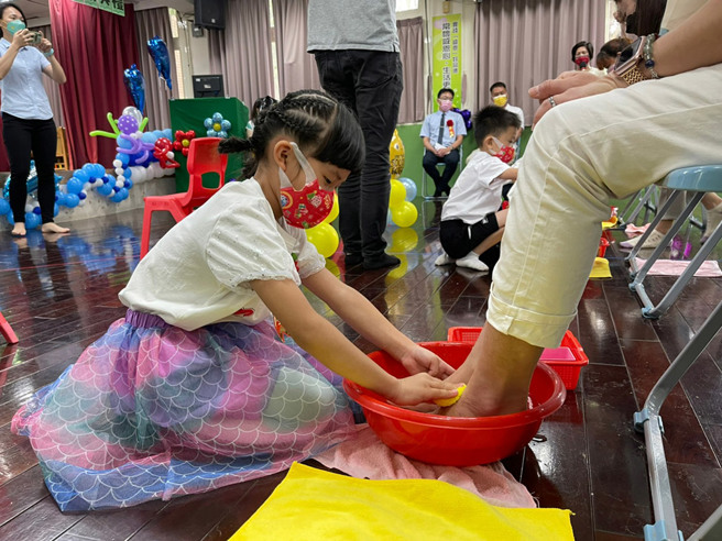 新北市三和国小附幼毕典敬亲洗脚，实践感恩 。(图/新北市教育局)