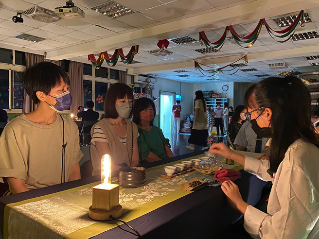 新北市三和国小毕典，毕业生透过茶席传爱. 。(图/新北市教育局)