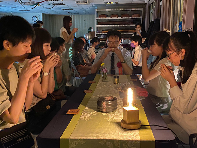 新北市三和国小毕典，毕业生透过茶席传爱. 。(图/新北市教育局)