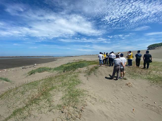 新竹市南寮漁港進出海航道及北堤近年有嚴重堆沙問題，漁民船隻出入大受影響。（陳育賢攝）