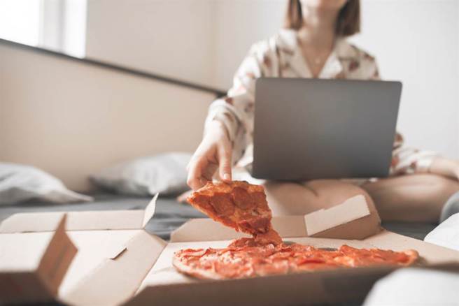 台湾人坏习惯 害肠年龄比实际多11.3岁 要改善这样吃。(示意图/Shutterstock)