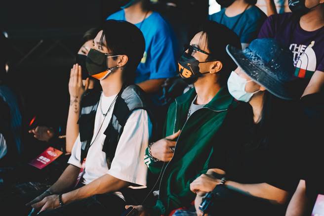 田一德（左）、坤达惊喜现身原子少年见面会。（野火娱乐提供）