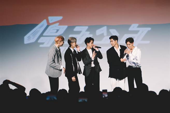 原子少年在台上与粉丝互动。（野火娱乐提供）