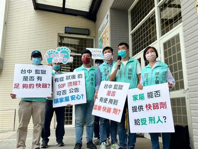 民眾党台中市议员参选人张仲翘（右二），与北屯区主任邱于珊(右起)、潭雅神区主任张睿仓、南屯区主任洪鑫任等人至台中监狱矫正教育馆外，举行记者会质疑台中监狱内恐有收容人成为确诊黑数。（张仲翘提供／谢琼云台中传真）