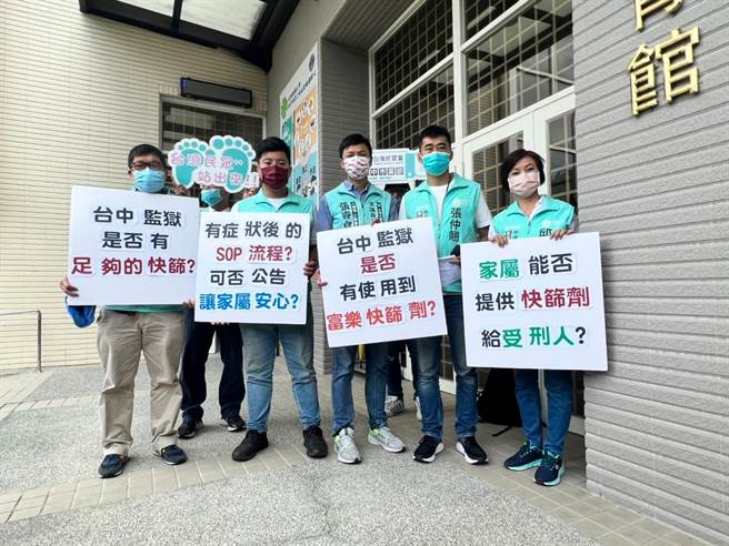 民眾党台中市议员参选人张仲翘（右二），与北屯区主任邱于珊(右起)、潭雅神区主任张睿仓、南屯区主任洪鑫任等人至台中监狱矫正教育馆外，举行记者会质疑台中监狱内恐有收容人成为确诊黑数。（张仲翘提供／谢琼云台中传真）