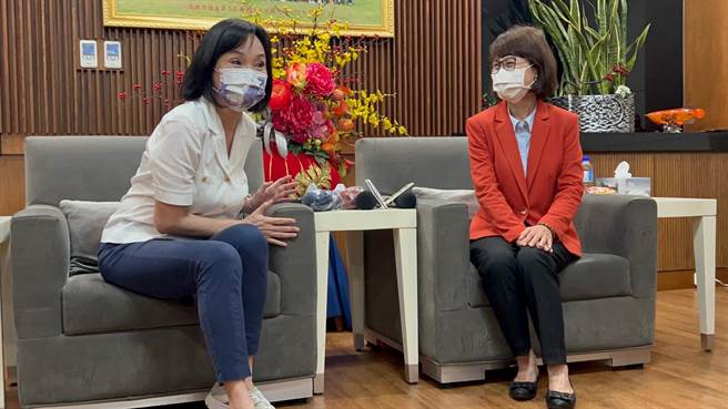 國民黨智庫執行長柯志恩今天下午拜會高雄市議長曾麗燕及黨團總召童燕珍、議員邱于軒等人。（柯宗緯攝）