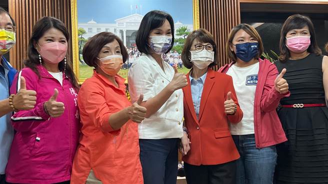 國民黨智庫執行長柯志恩今天下午拜會高雄市議長曾麗燕及黨團總召童燕珍、議員邱于軒等人。（柯宗緯攝）