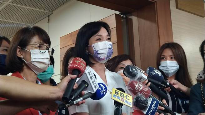 日前國民黨智庫執行長柯志恩曾表示，若民調真的第1那她就「認了」，今（20）日她代表智庫與高市議會交流，她談到，若在地議員共識和黨中央接連做了幾次民調證明是這樣子，「我想任何一個人身為候選人，只要是經過黨的徵召，每一個人都必須要是全力以赴，這沒有什麼好懸念」，也被外界解讀是鬆口，已做好準備要選高雄市長了。（柯宗緯攝）