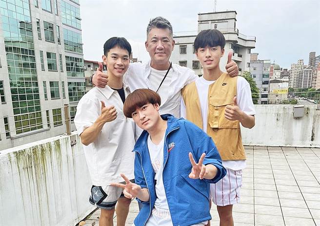沈建宏（前）與師弟林煒傑（左）、簡楨庭（右）與郝心翔導演合作。（達騰娛樂提供）