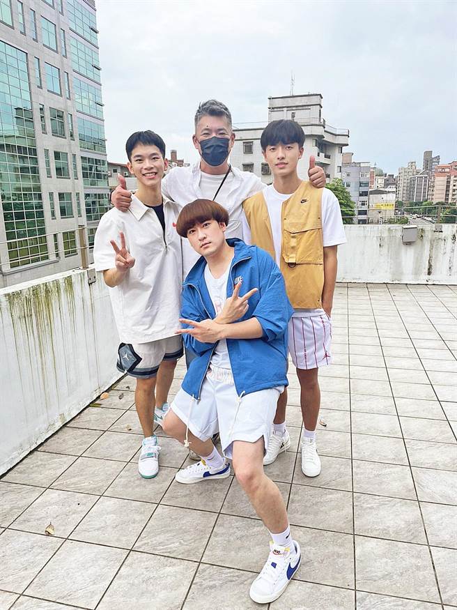 沈建宏（前）與師弟林煒傑（左）、簡楨庭（右）與郝心翔導演合作。（達騰娛樂提供）