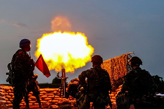 美国前资深外交官傅立民（Chas W Freeman Jr）近日警告，2024、2025年对台湾来说可能是最危险的时刻。图为2021年9月汉光演习金门联合反登陆操演。（资料照／中央社）