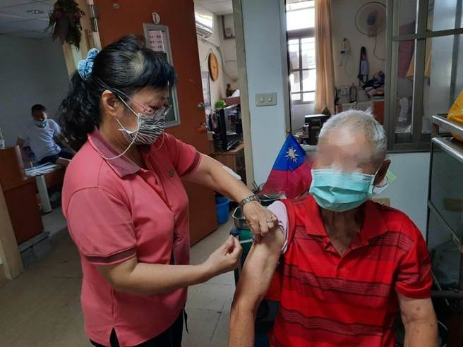 屏縣府進入屏東榮民之家為長輩施打第四劑疫苗。(屏縣府提供)
