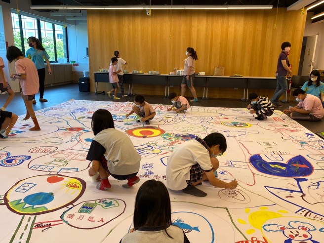 协助特教生透过艺术创作探索、表达自我，中市府与国美馆合办「肯定与接纳的艺术行动」，透过多媒体素材让身心障碍学生更贴近艺术。(图/台中市政府提供)