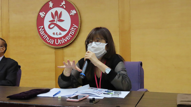 南華大學舉辦「區域產學聯盟交流會」，攜手產官學推動「ESG與永續發展」，嘉義縣政府經濟發展處馮圭君秘書回覆提問。(圖/南華大學提供)