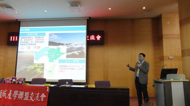 南華大學舉辦「區域產學聯盟交流會」，攜手產官學推動「ESG與永續發展」，嘉義縣政府經濟發展處江振瑋處長分享「農工大縣永續發展」。(圖/南華大學提供)